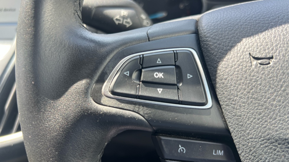 Ford Focus 1.0 EcoBoost Zetec Edition 5dr Petrol Hatchback - Image 32