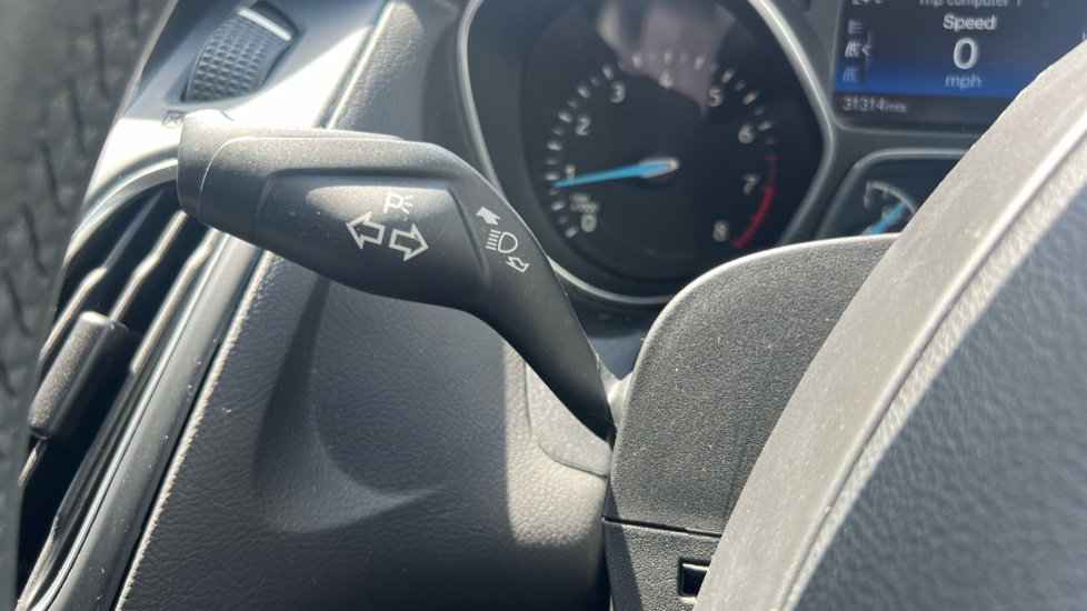 Ford Focus 1.0 EcoBoost Zetec Edition 5dr Petrol Hatchback - Image 35