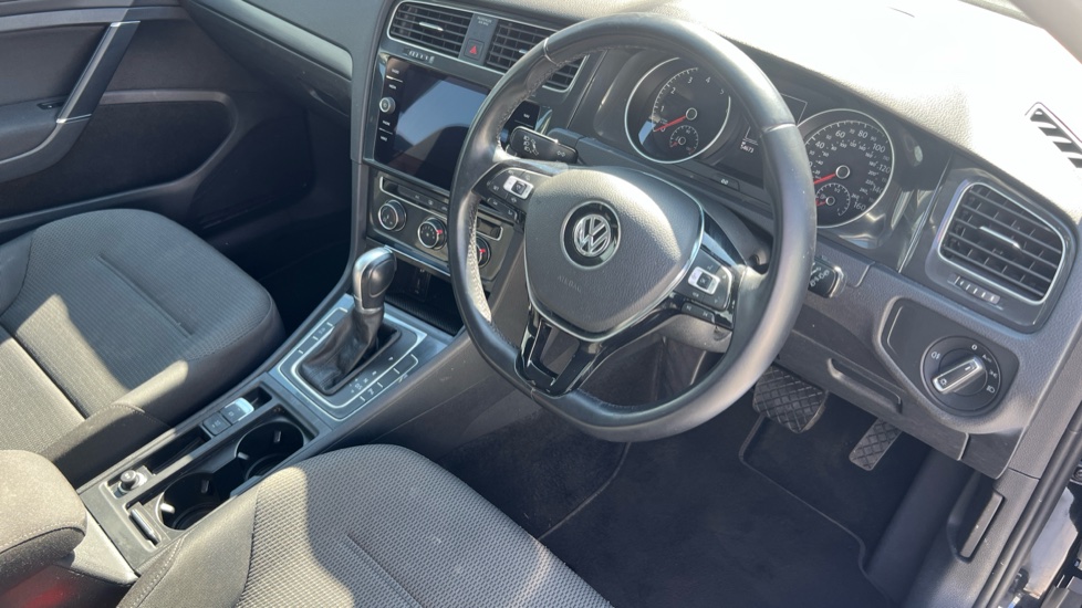 Volkswagen Golf 1.6 TDI SE [Nav] 5dr DSG Diesel Hatchback - Image 11