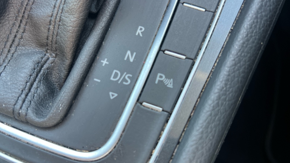 Volkswagen Golf 1.6 TDI SE [Nav] 5dr DSG Diesel Hatchback - Image 28