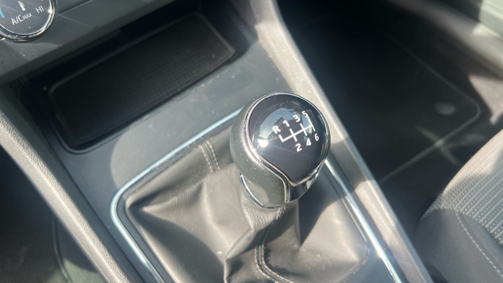 SEAT Leon 1.2 TSI SE Dynamic Technology 5dr Petrol Hatchback - Image 13