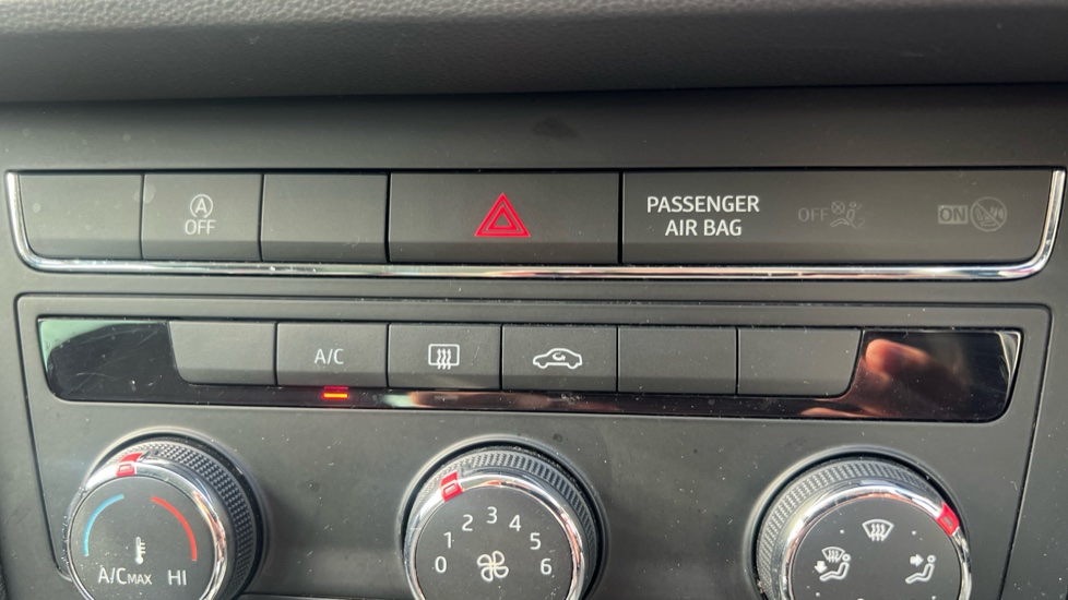SEAT Leon 1.2 TSI SE Dynamic Technology 5dr Petrol Hatchback - Image 24