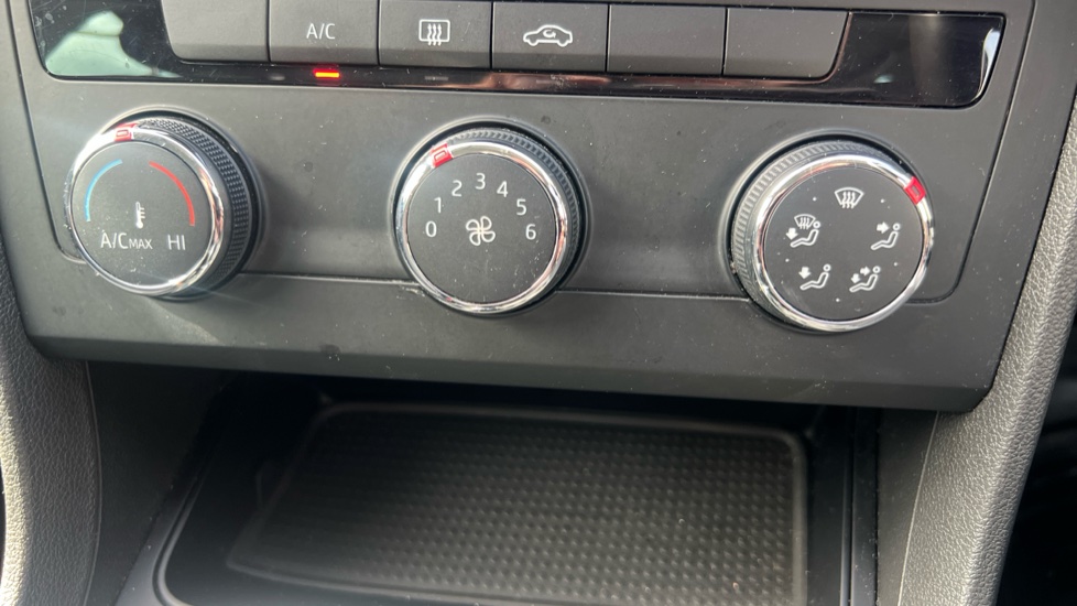 SEAT Leon 1.2 TSI SE Dynamic Technology 5dr Petrol Hatchback - Image 25