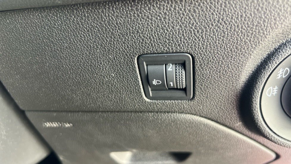 SEAT Leon 1.2 TSI SE Dynamic Technology 5dr Petrol Hatchback - Image 35