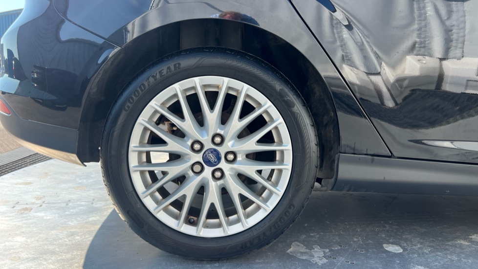 Ford Focus 1.0 125 EcoBoost Zetec Navigator 5dr Petrol Hatchback - Image 7