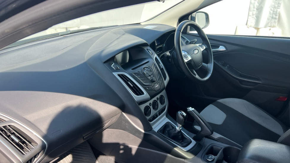 Ford Focus 1.0 125 EcoBoost Zetec Navigator 5dr Petrol Hatchback - Image 9