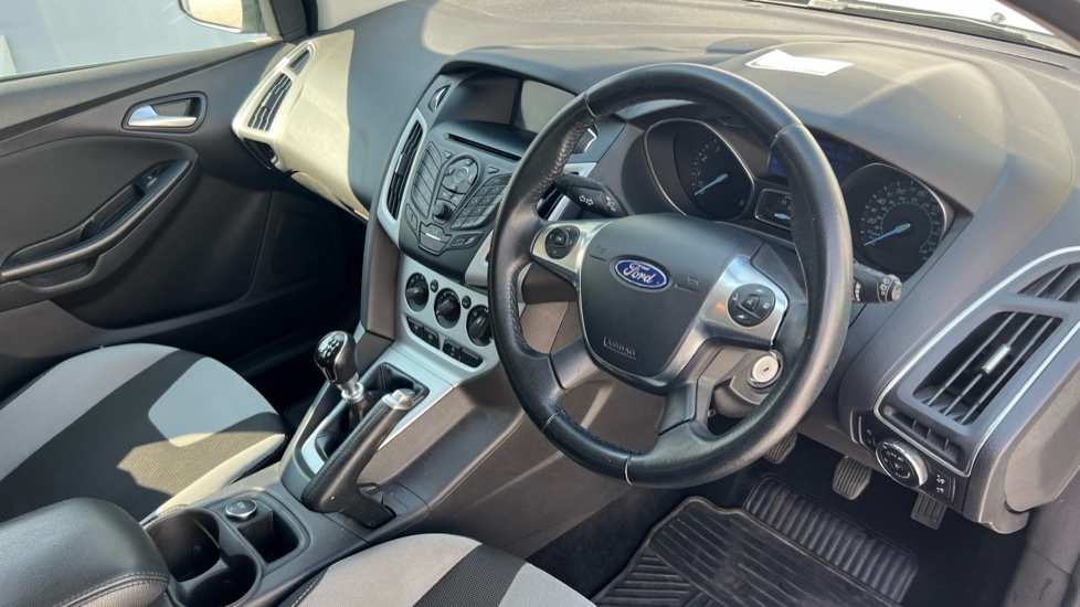 Ford Focus 1.0 125 EcoBoost Zetec Navigator 5dr Petrol Hatchback - Image 11
