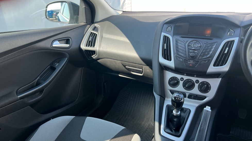 Ford Focus 1.0 125 EcoBoost Zetec Navigator 5dr Petrol Hatchback - Image 14
