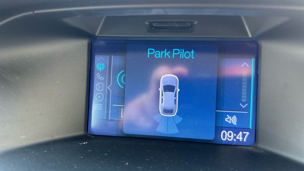 Ford Focus 1.0 125 EcoBoost Zetec Navigator 5dr Petrol Hatchback - Image 23
