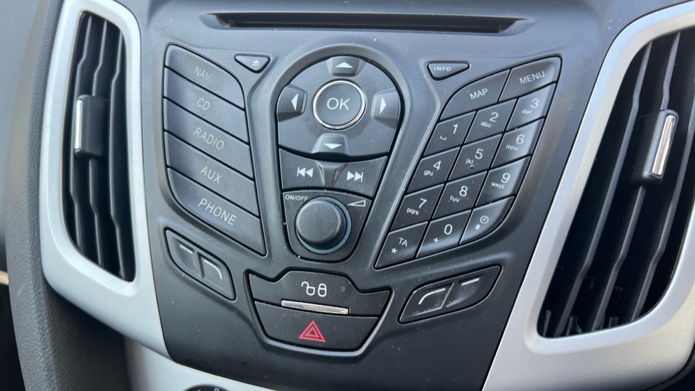 Ford Focus 1.0 125 EcoBoost Zetec Navigator 5dr Petrol Hatchback - Image 24