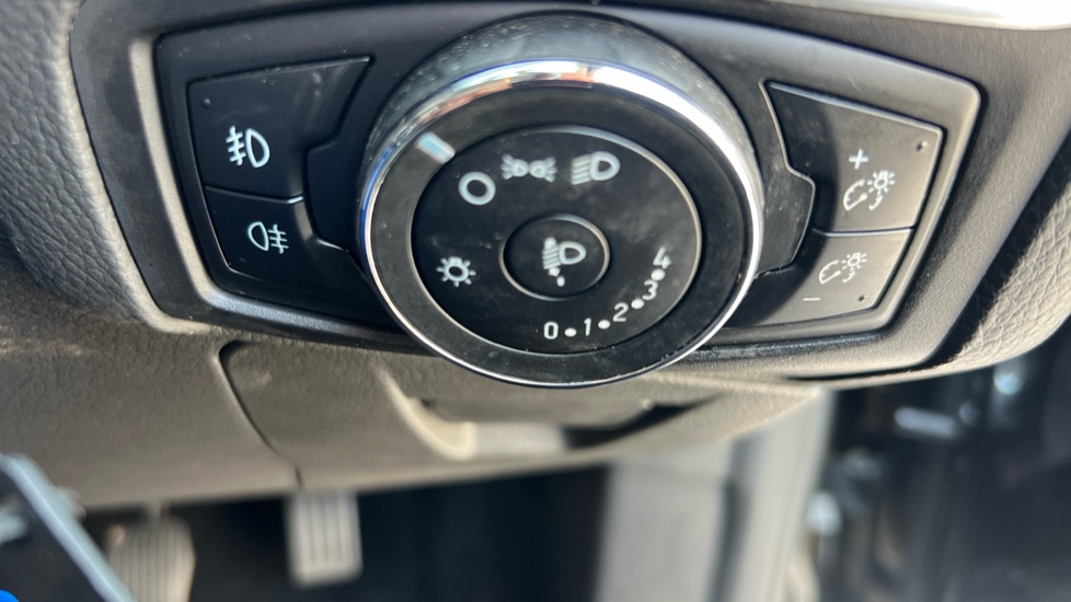 Ford Focus 1.0 125 EcoBoost Zetec Navigator 5dr Petrol Hatchback - Image 32