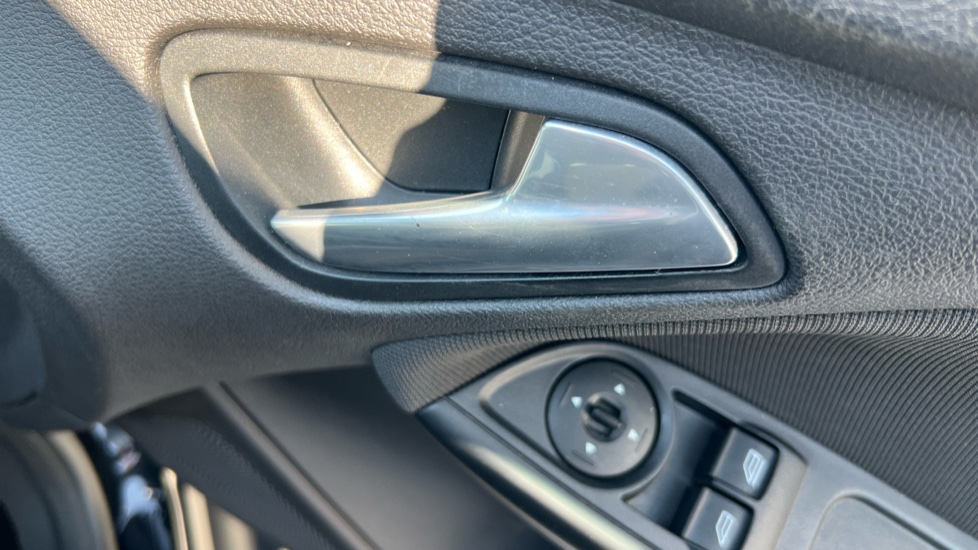 Ford Focus 1.0 125 EcoBoost Zetec Navigator 5dr Petrol Hatchback - Image 33