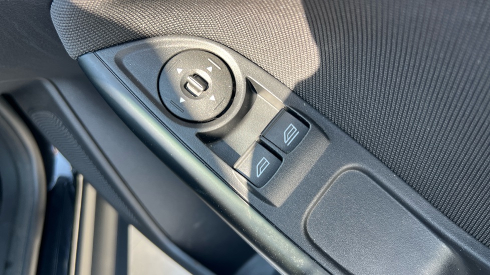 Ford Focus 1.0 125 EcoBoost Zetec Navigator 5dr Petrol Hatchback - Image 34