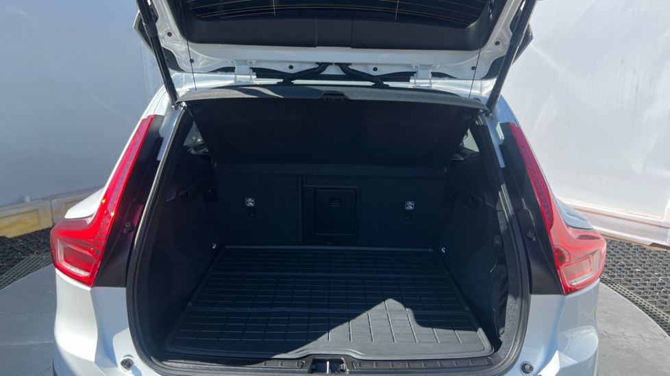 Volvo XC40 2.0 B4P Ultimate Dark 5dr Auto Petrol Estate - Image 4