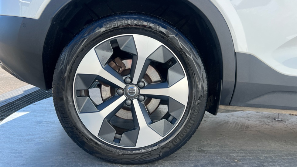 Volvo XC40 2.0 B4P Ultimate Dark 5dr Auto Petrol Estate - Image 7