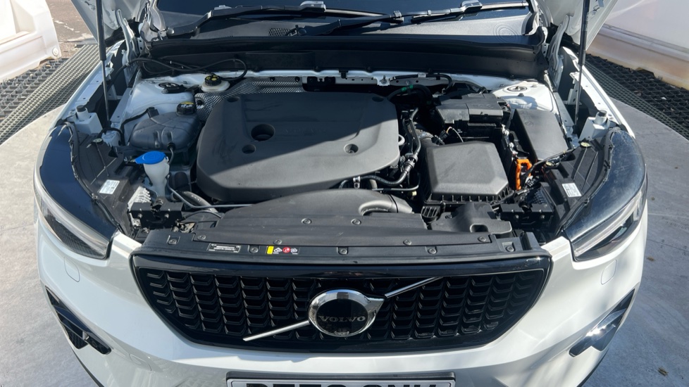 Volvo XC40 2.0 B4P Ultimate Dark 5dr Auto Petrol Estate - Image 8