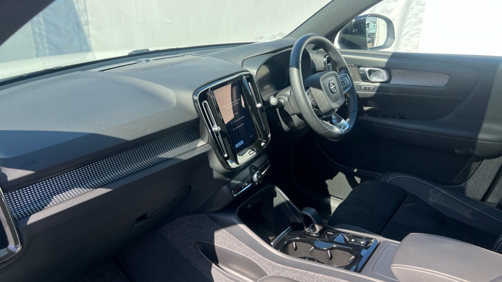 Volvo XC40 2.0 B4P Ultimate Dark 5dr Auto Petrol Estate - Image 9