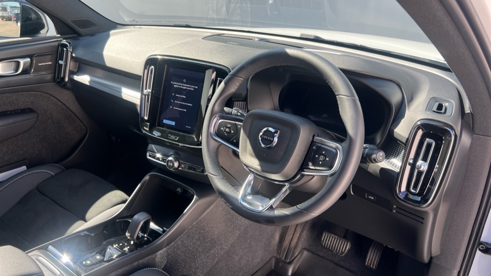Volvo XC40 2.0 B4P Ultimate Dark 5dr Auto Petrol Estate - Image 11