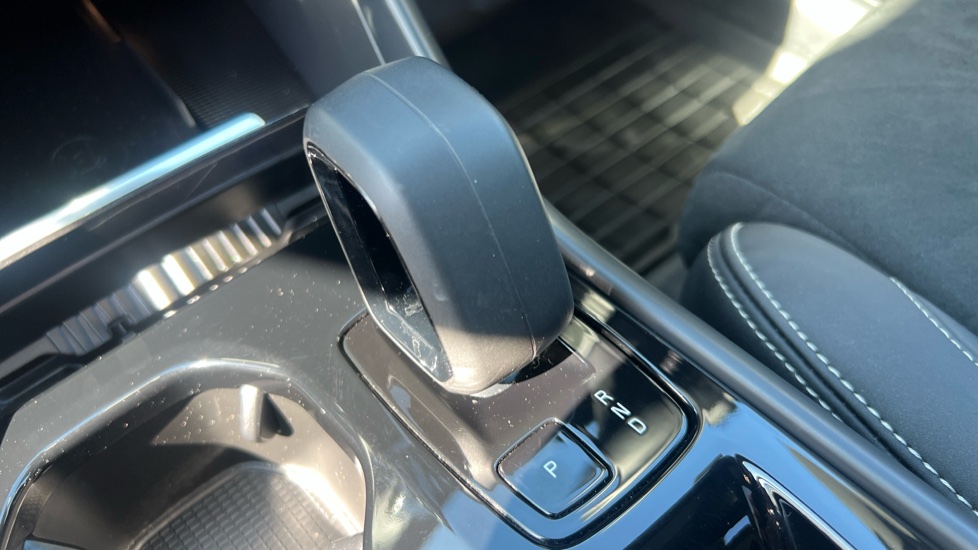 Volvo XC40 2.0 B4P Ultimate Dark 5dr Auto Petrol Estate - Image 13