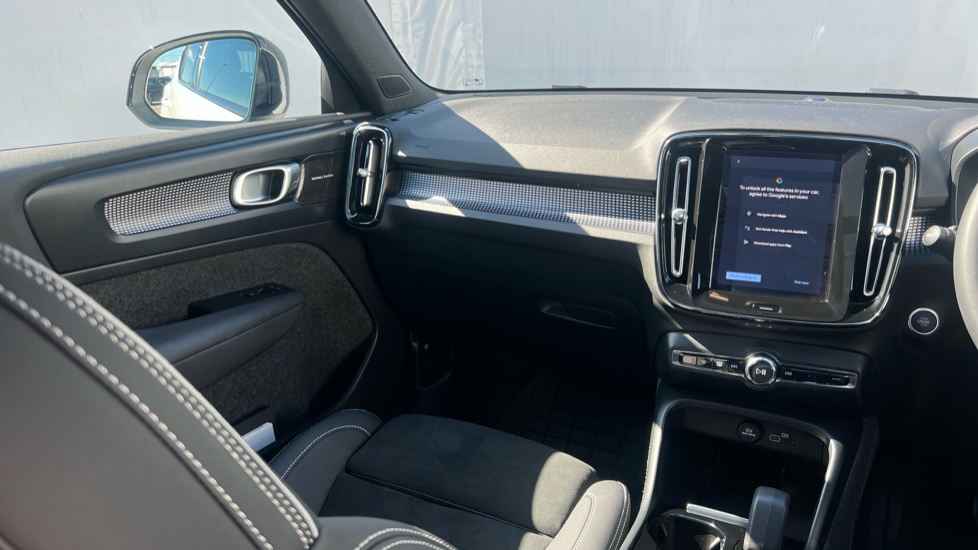 Volvo XC40 2.0 B4P Ultimate Dark 5dr Auto Petrol Estate - Image 14