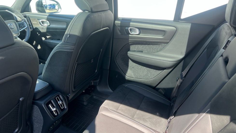 Volvo XC40 2.0 B4P Ultimate Dark 5dr Auto Petrol Estate - Image 16