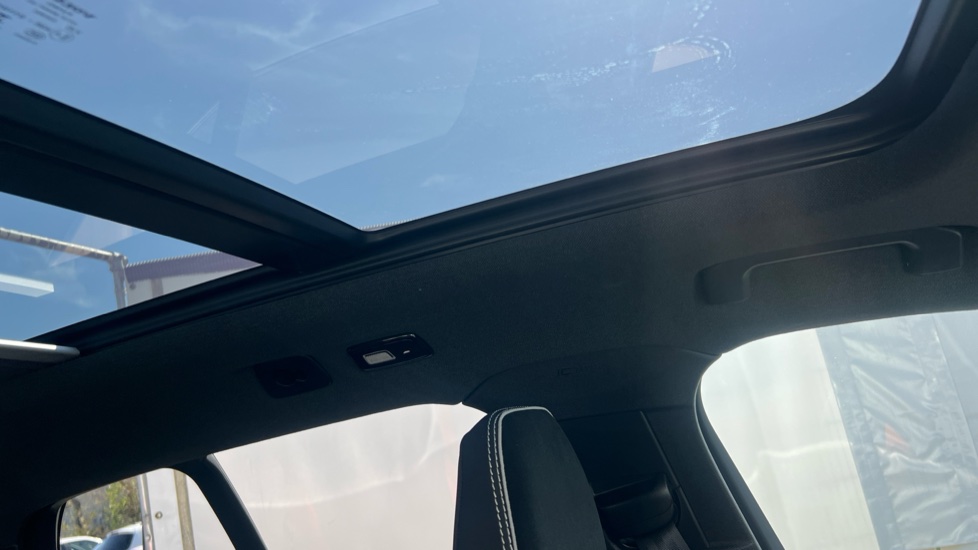 Volvo XC40 2.0 B4P Ultimate Dark 5dr Auto Petrol Estate - Image 30