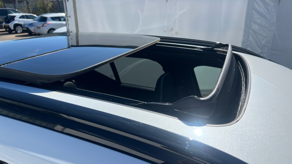 Volvo XC40 2.0 B4P Ultimate Dark 5dr Auto Petrol Estate - Image 31