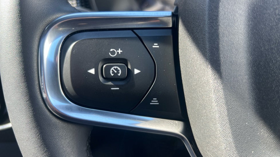 Volvo XC40 2.0 B4P Ultimate Dark 5dr Auto Petrol Estate - Image 32