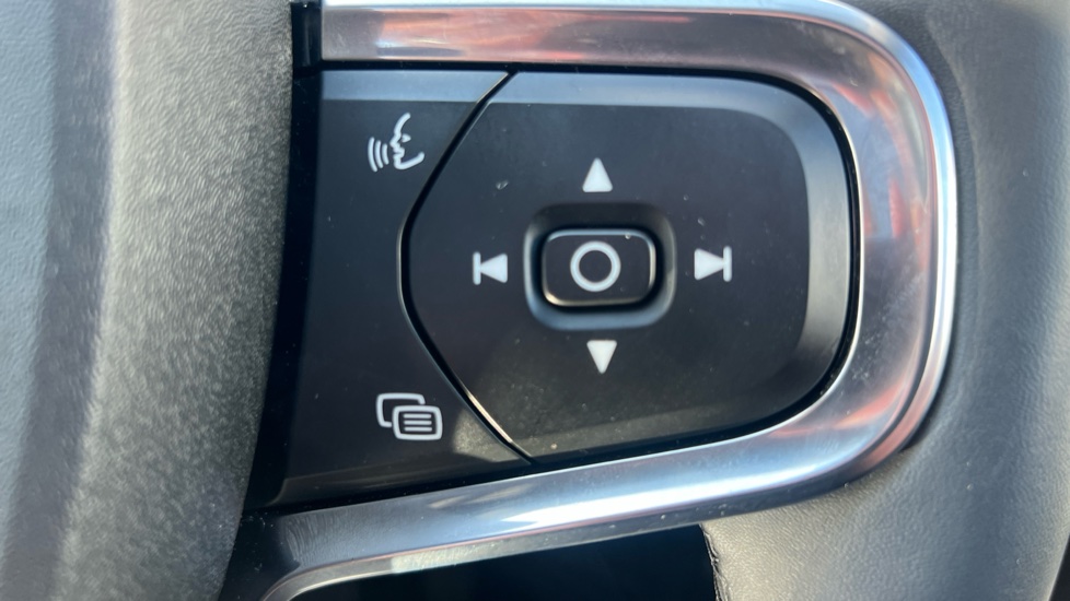 Volvo XC40 2.0 B4P Ultimate Dark 5dr Auto Petrol Estate - Image 33