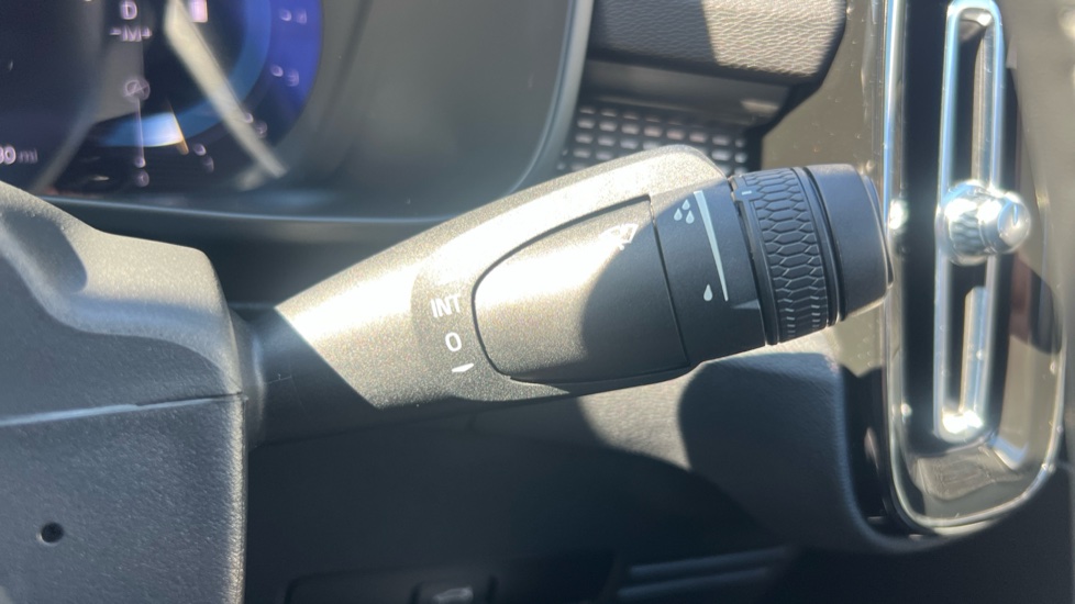 Volvo XC40 2.0 B4P Ultimate Dark 5dr Auto Petrol Estate - Image 35