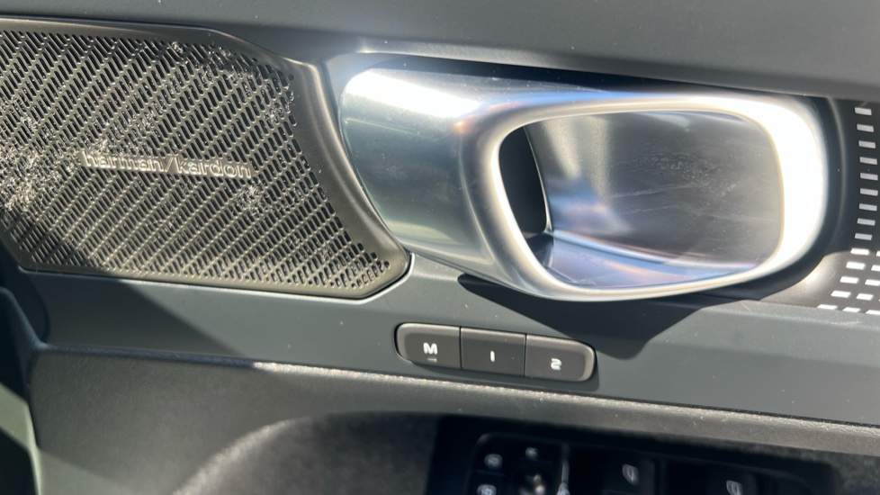 Volvo XC40 2.0 B4P Ultimate Dark 5dr Auto Petrol Estate - Image 39