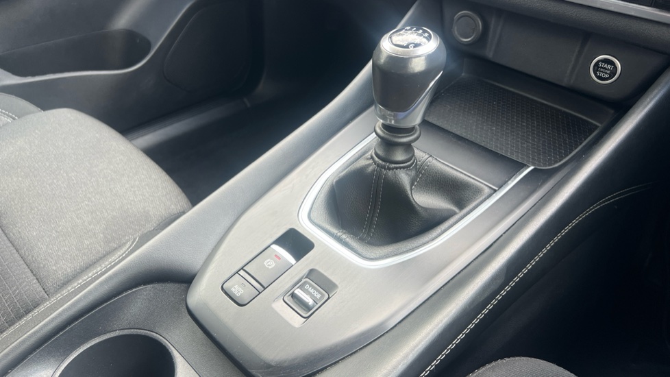 Nissan Qashqai 1.3 DiG-T MH N-Connecta 5dr Petrol Hatchback - Image 13