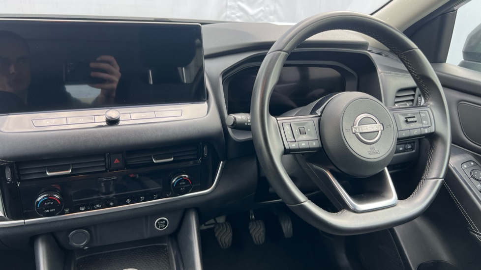 Nissan Qashqai 1.3 DiG-T MH N-Connecta 5dr Petrol Hatchback - Image 11