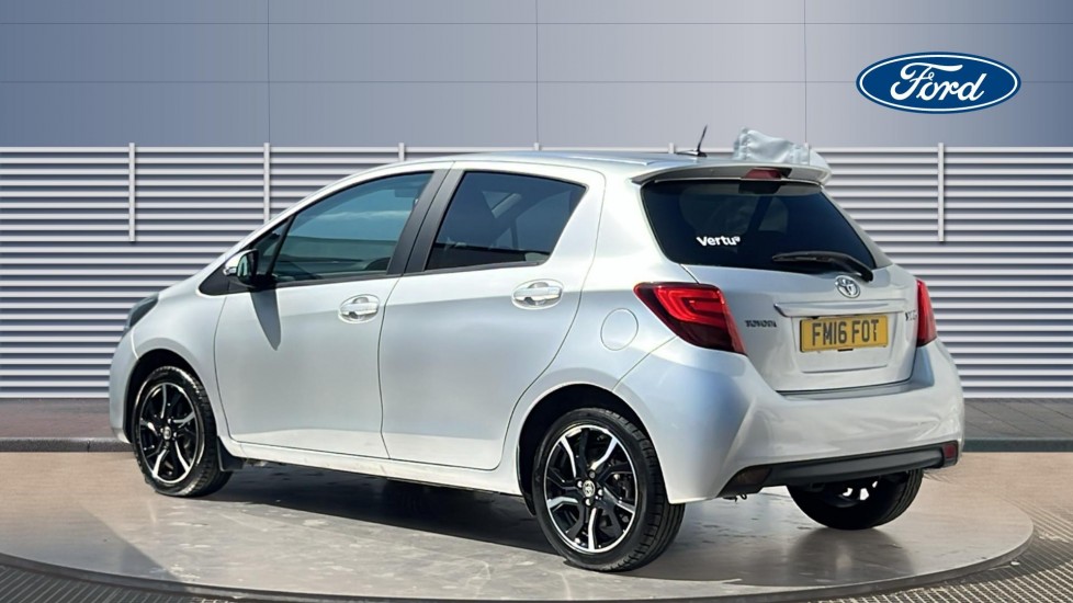 Toyota Yaris 1.33 VVT-i Design 5dr Petrol Hatchback - Image 2
