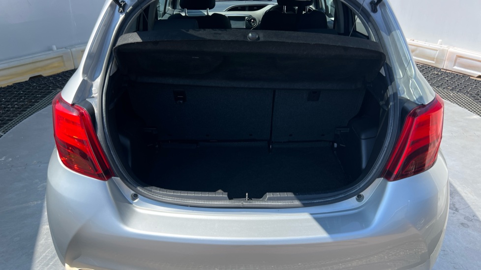 Toyota Yaris 1.33 VVT-i Design 5dr Petrol Hatchback - Image 4