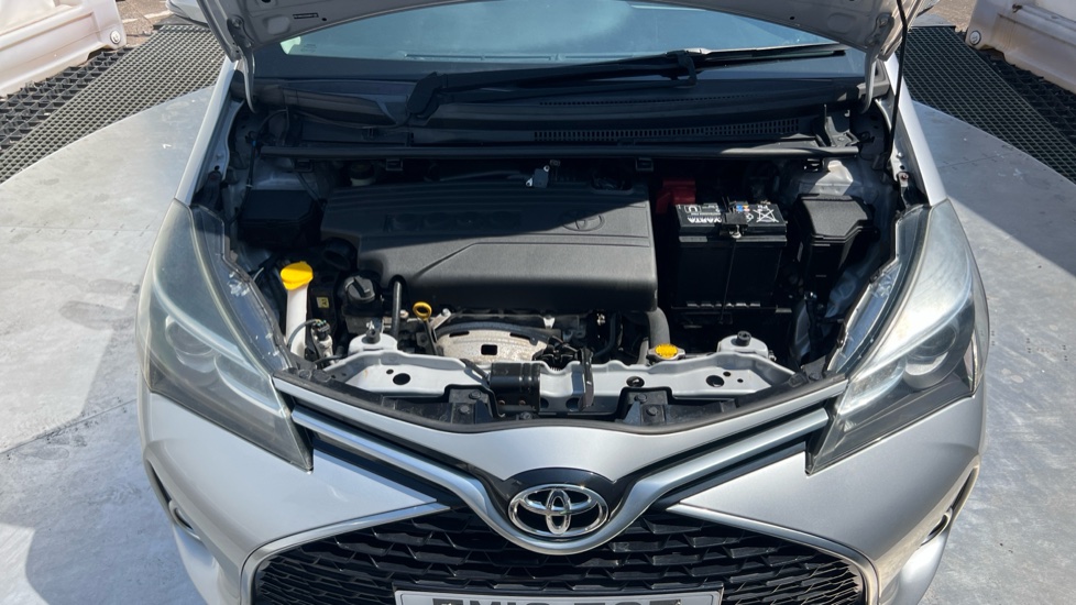 Toyota Yaris 1.33 VVT-i Design 5dr Petrol Hatchback - Image 8
