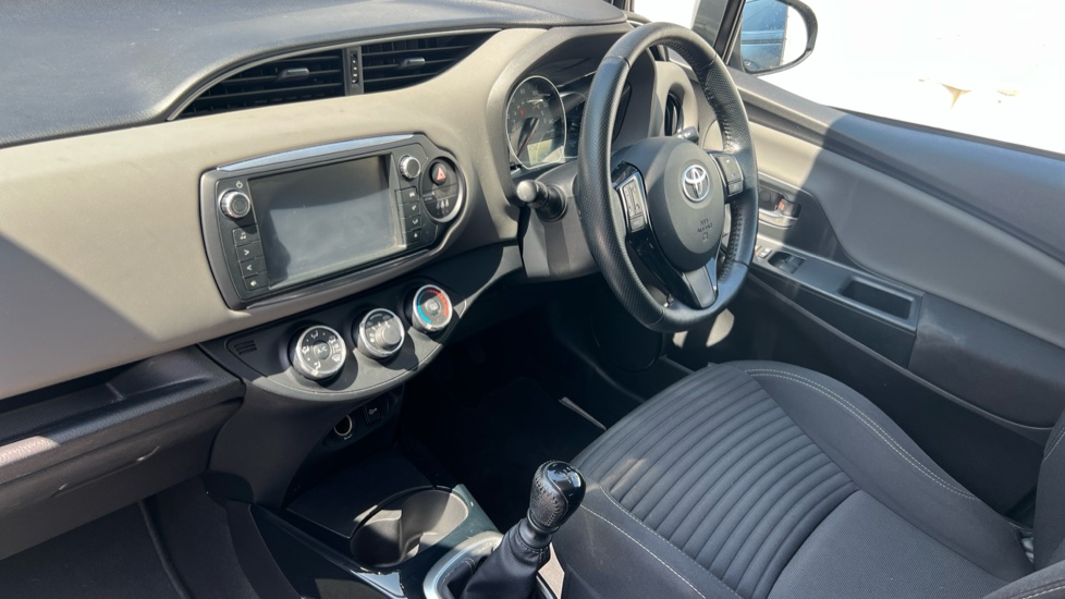 Toyota Yaris 1.33 VVT-i Design 5dr Petrol Hatchback - Image 9