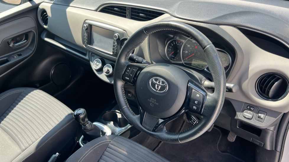Toyota Yaris 1.33 VVT-i Design 5dr Petrol Hatchback - Image 11