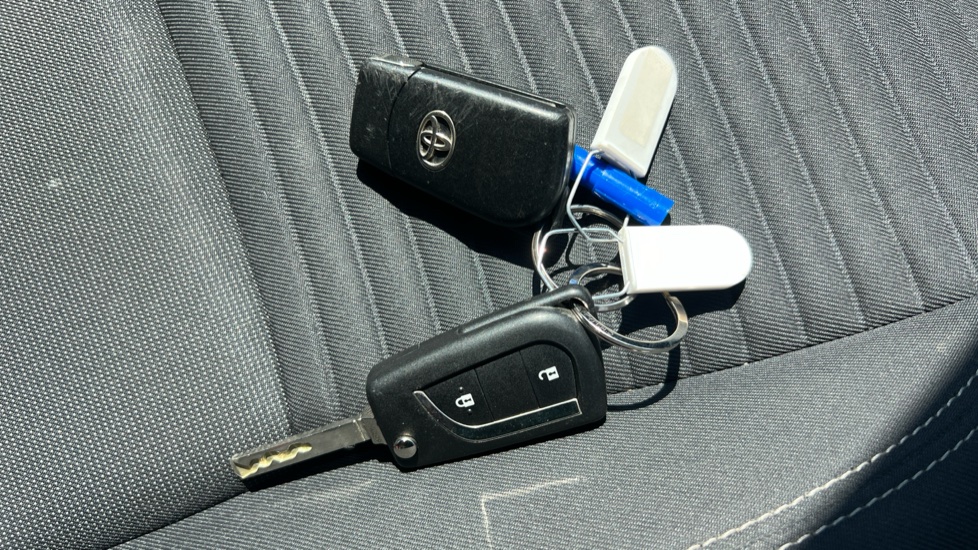 Toyota Yaris 1.33 VVT-i Design 5dr Petrol Hatchback - Image 20