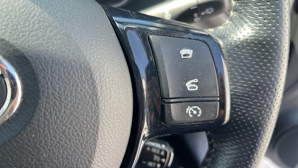 Toyota Yaris 1.33 VVT-i Design 5dr Petrol Hatchback - Image 22