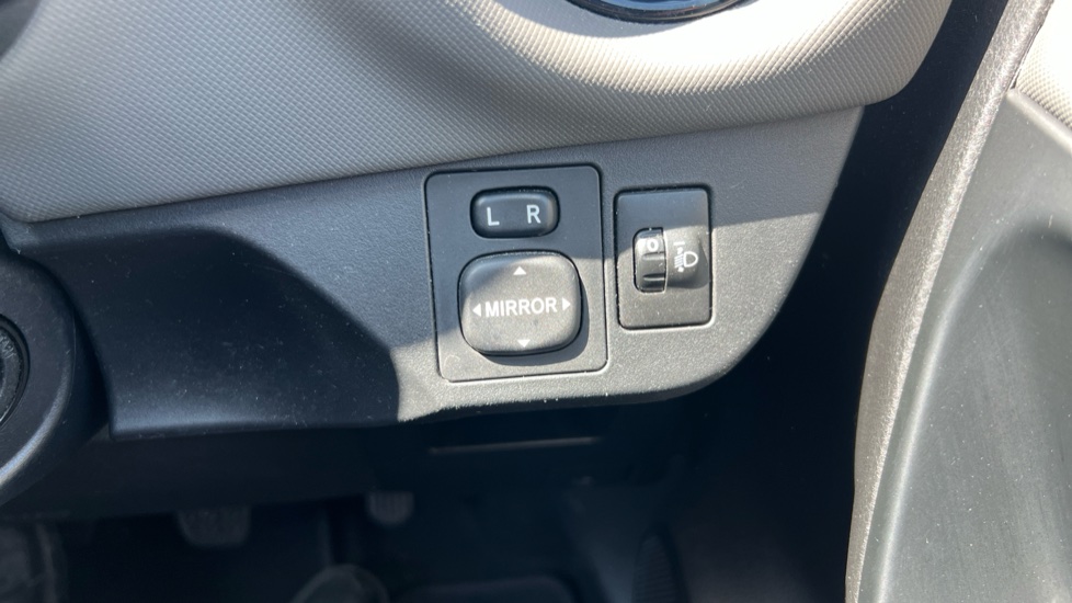 Toyota Yaris 1.33 VVT-i Design 5dr Petrol Hatchback - Image 27
