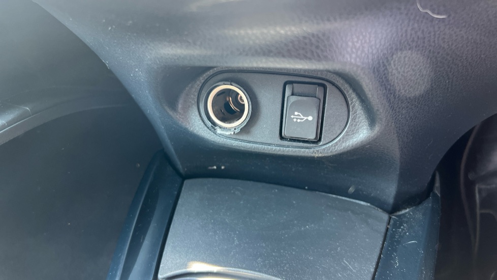 Toyota Yaris 1.33 VVT-i Design 5dr Petrol Hatchback - Image 29