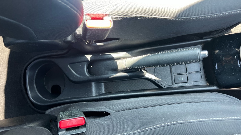 Toyota Yaris 1.33 VVT-i Design 5dr Petrol Hatchback - Image 33