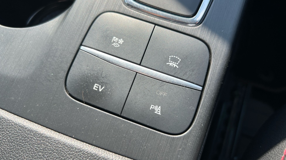 Ford Kuga 2.5 PHEV Black Package Edition 5dr CVT Estate - Image 32