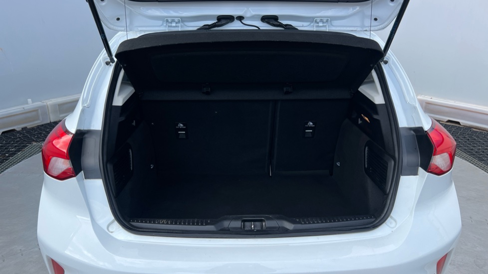 Ford Focus 1.0 EcoBoost 125 Active 5dr Petrol Hatchback - Image 4