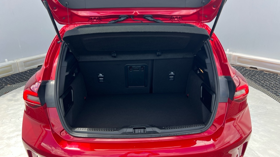 Ford Focus 1.0 EcoBoost Hybrid mHEV ST-Line X 5dr Petrol Hatchback - Image 4