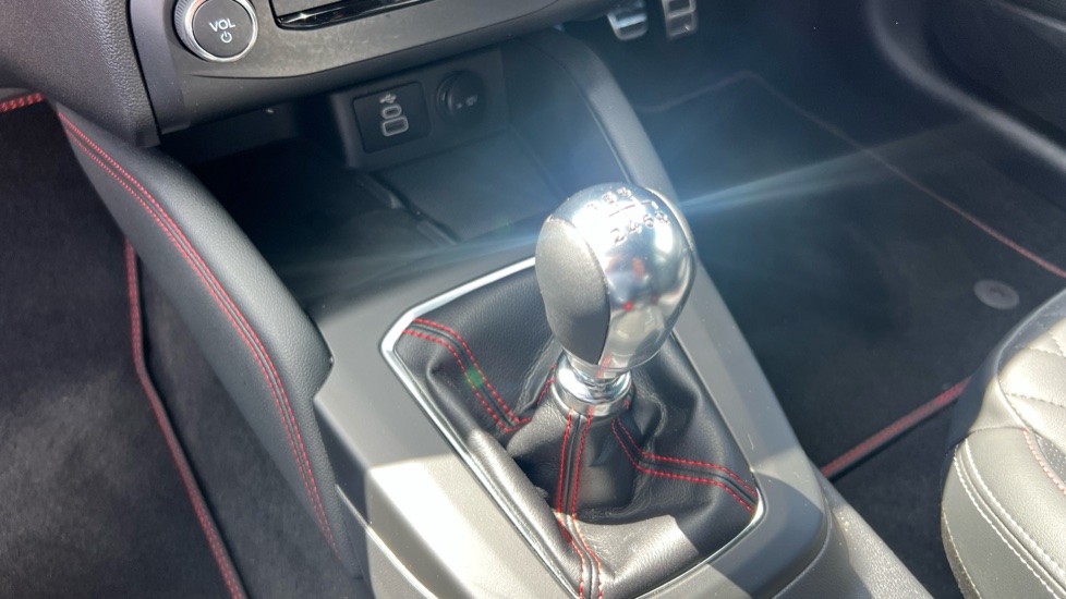 Ford Focus 1.0 EcoBoost Hybrid mHEV ST-Line X 5dr Petrol Hatchback - Image 13