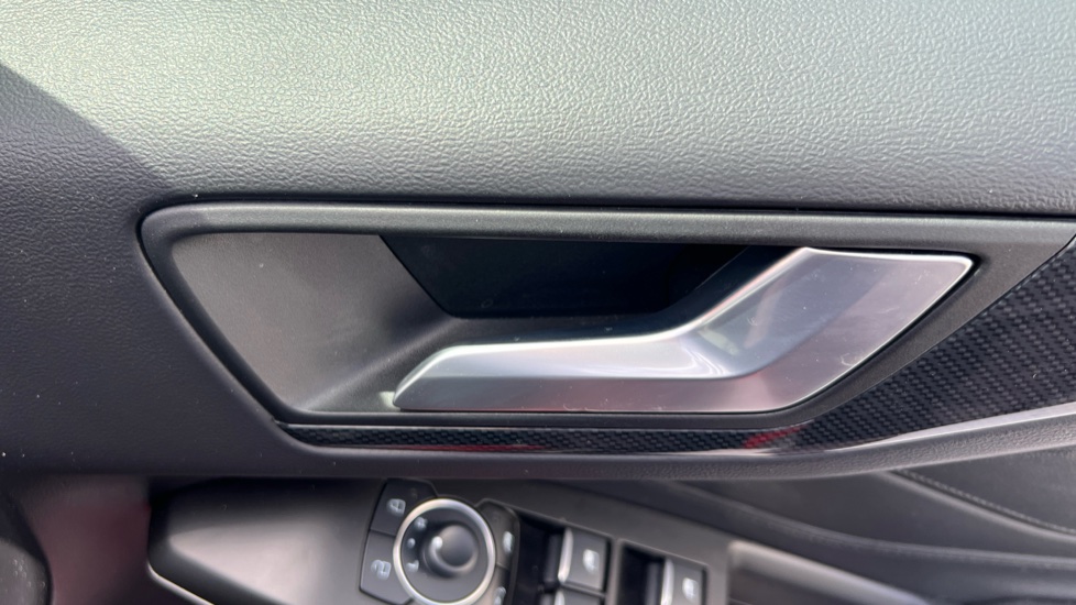Ford Focus 1.0 EcoBoost Hybrid mHEV ST-Line X 5dr Petrol Hatchback - Image 39