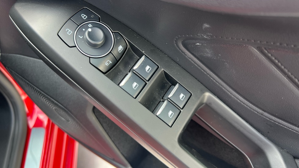 Ford Focus 1.0 EcoBoost Hybrid mHEV ST-Line X 5dr Petrol Hatchback - Image 40