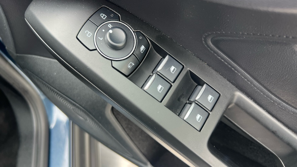 Ford Focus 1.0 EcoBoost Hybrid mHEV Titanium X 5dr Petrol Hatchback - Image 41